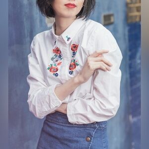 NWOT Sister Jane Floral Embroidered Collar White Button up Medium